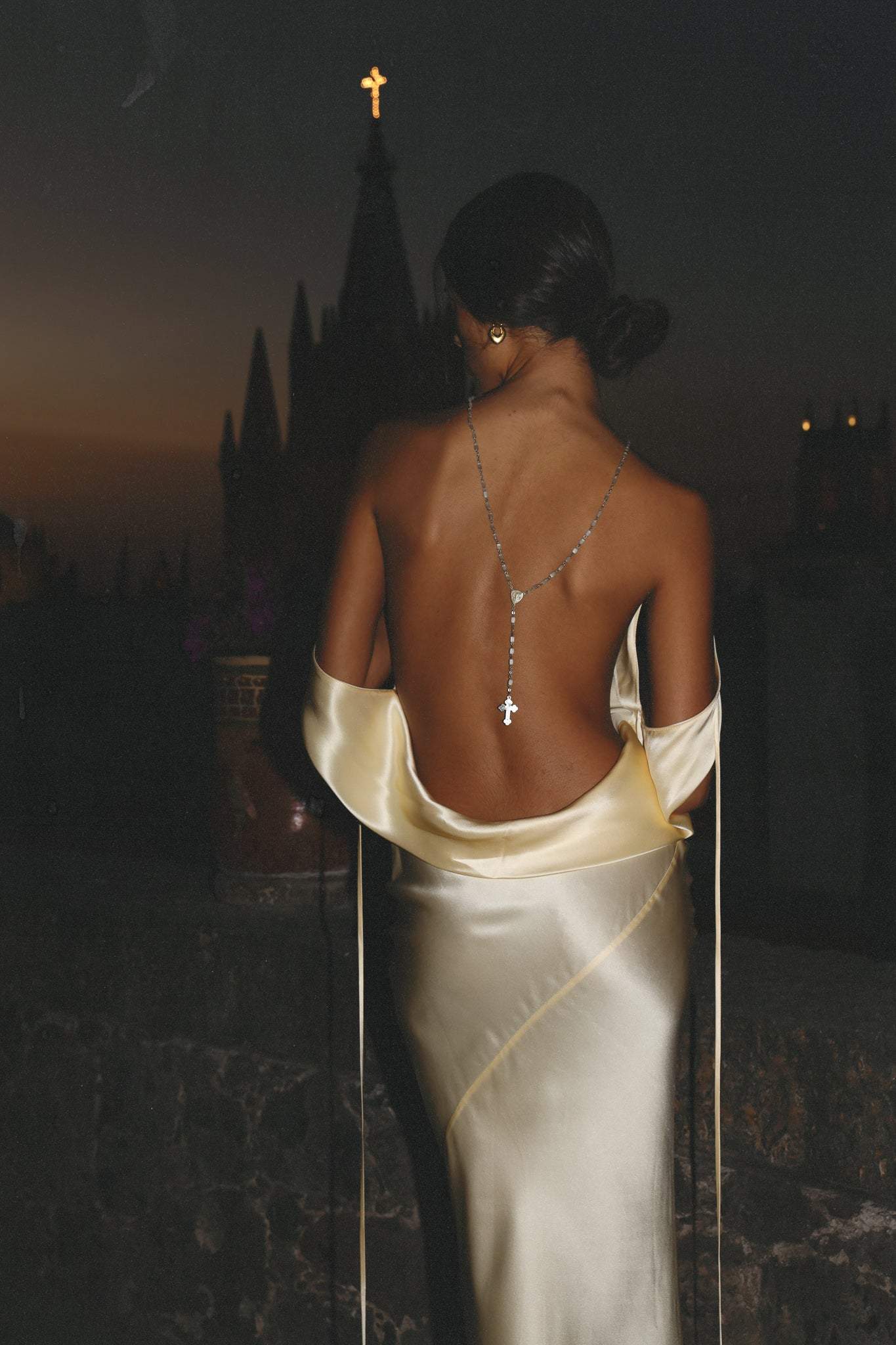 Wilmna | Vestido Largo Estilo Satinado con Escote en la Espalda