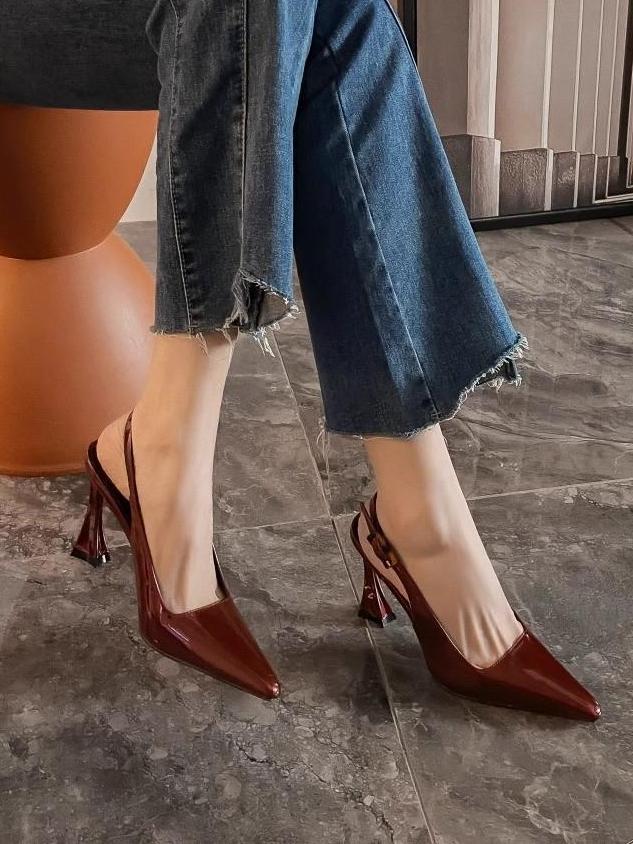 Yaire | Elegantes Tacones de Punta con Tira en el Talón