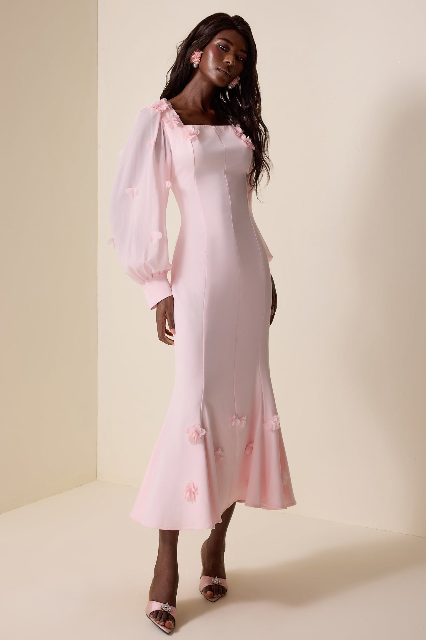 Wysandra | Vestido de Manga Larga con Aplicaciones Florales 3D