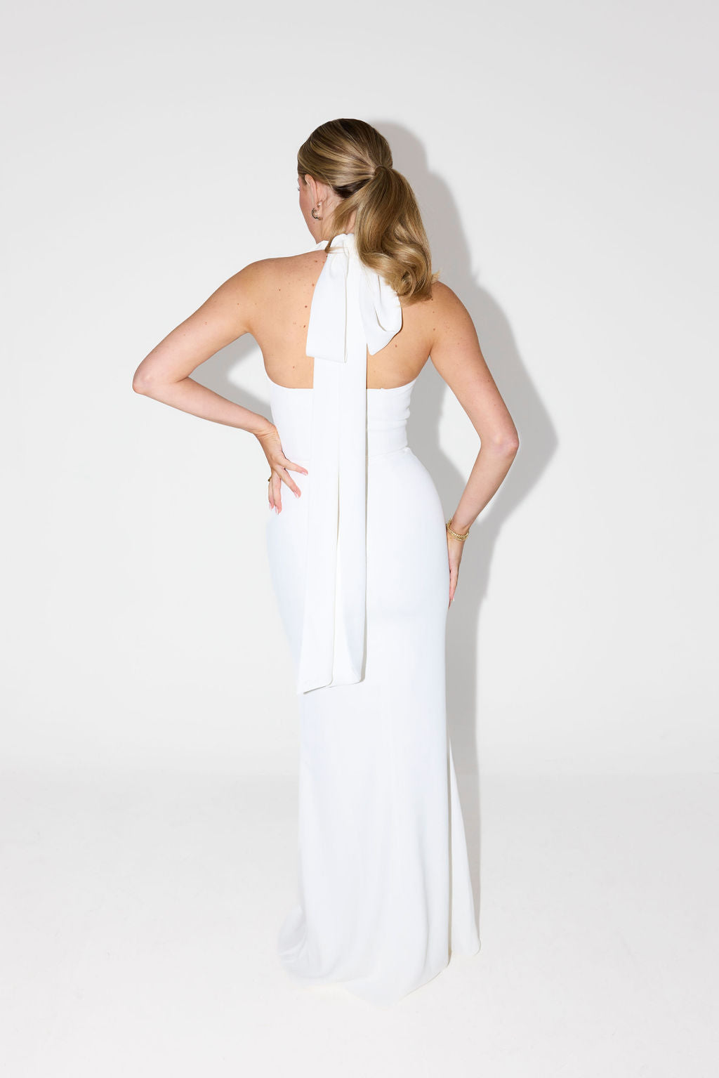 Vasilisa | Vestido Elegante con Cuello Americano y Lazo en la Espalda