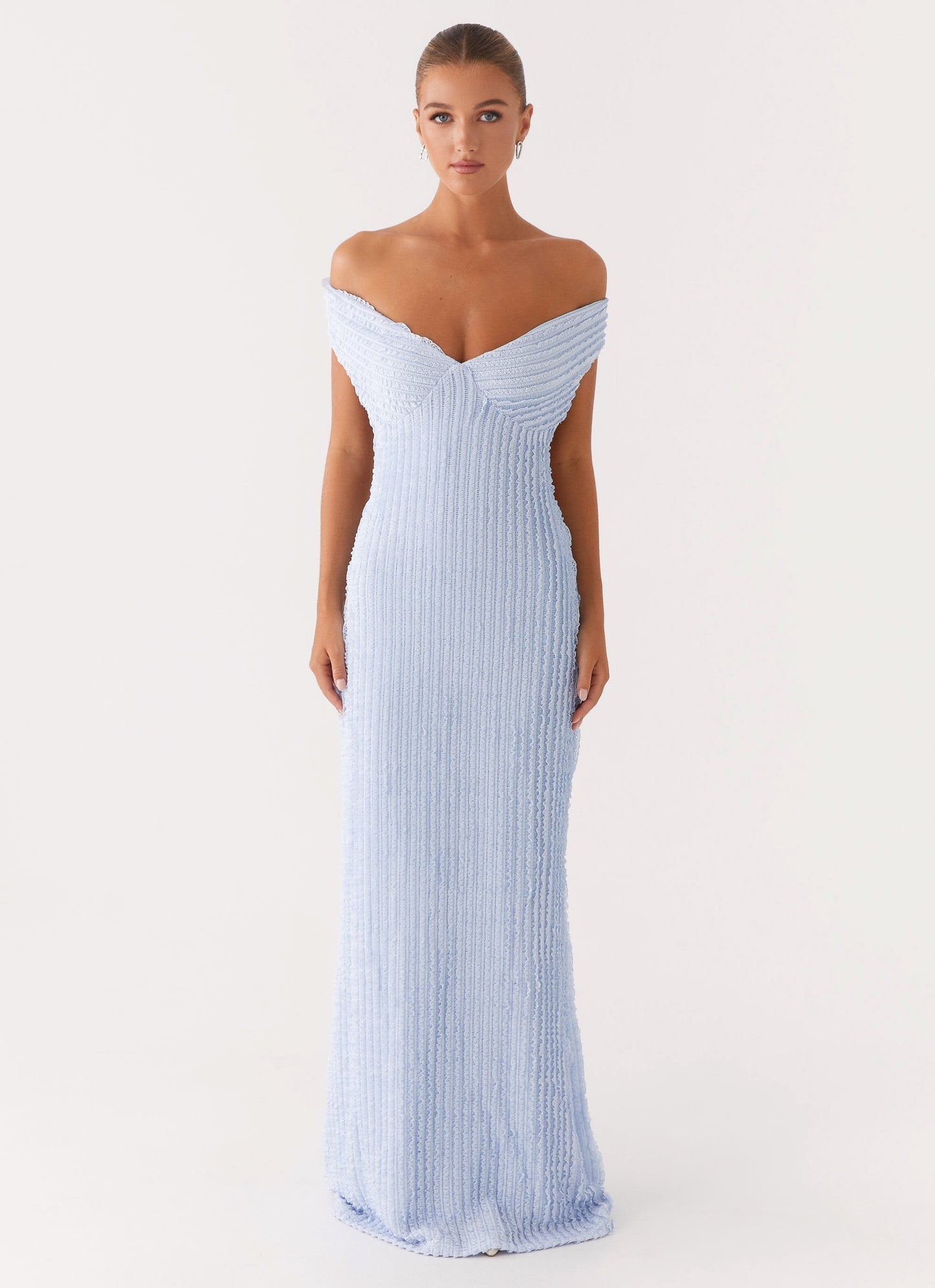 Viveka | Vestido largo con hombros descubiertos en V