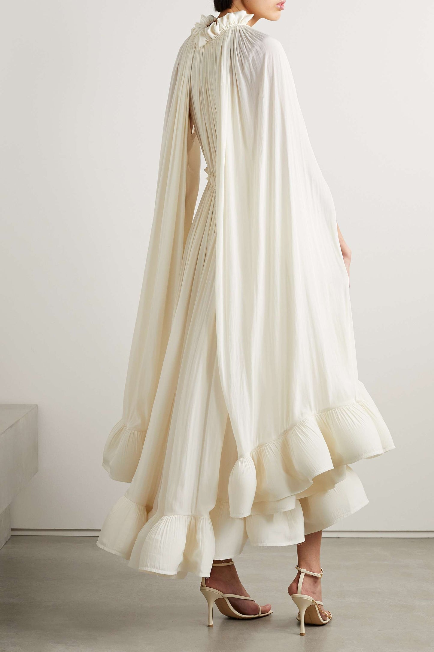 Windye | Vestido con Capa y Volantes en el Dobladillo