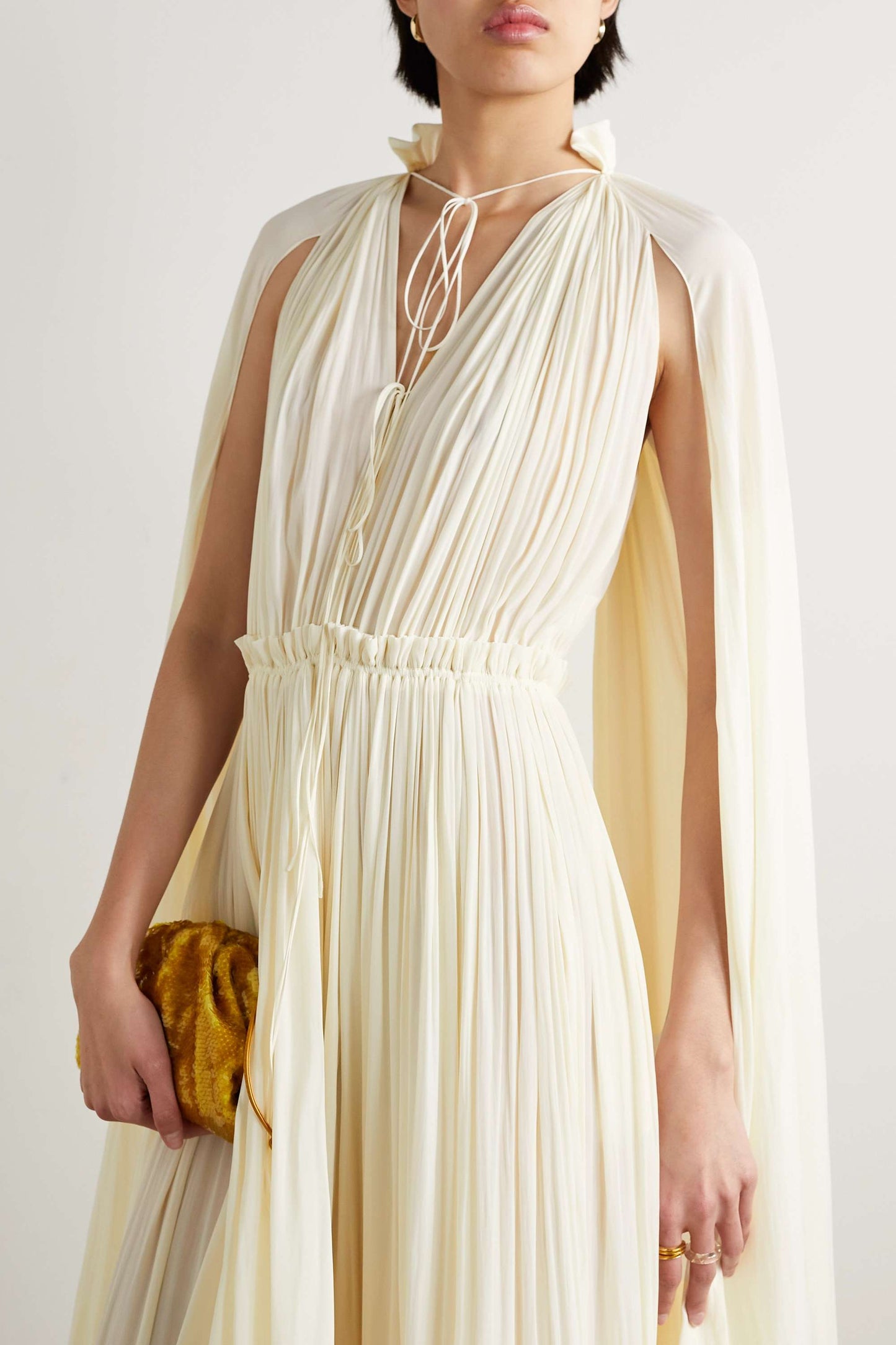 Windye | Vestido con Capa y Volantes en el Dobladillo