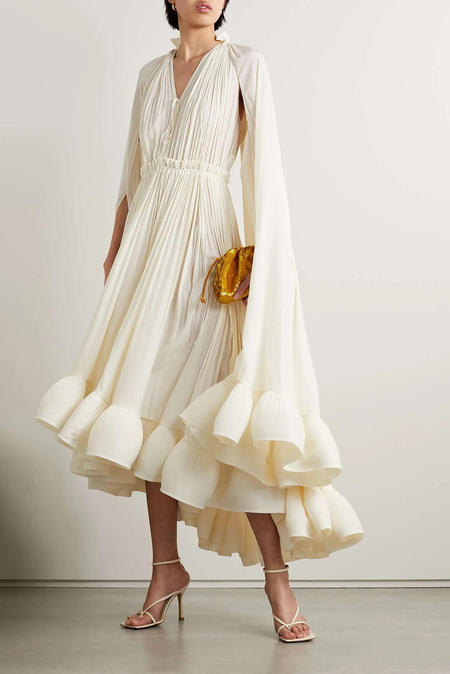 Windye | Vestido con Capa y Volantes en el Dobladillo