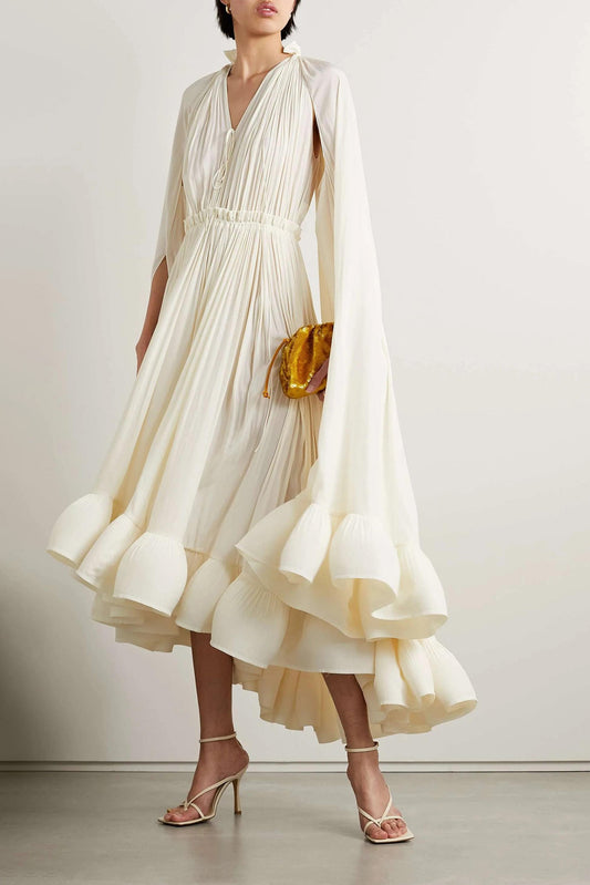 Windye | Vestido con Capa y Volantes en el Dobladillo
