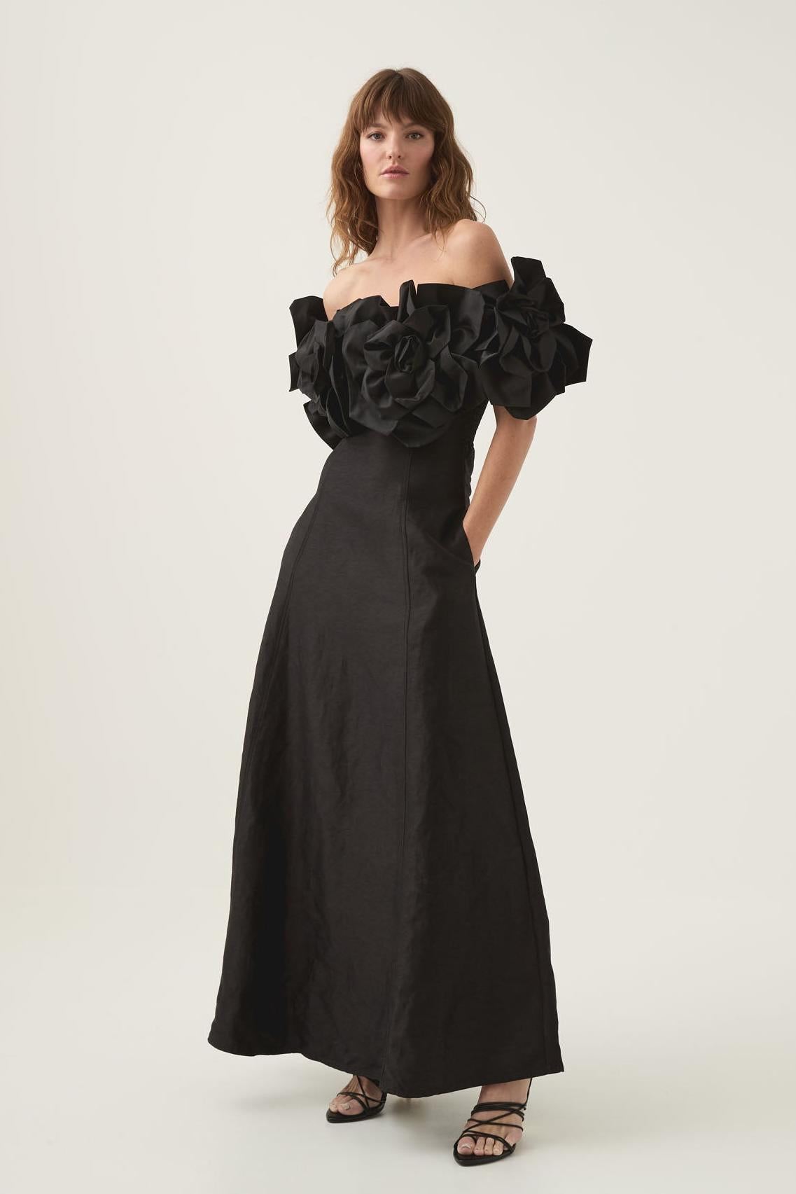 Wildelia | Vestido Largo con Hombros Descubiertos y Flores 3D