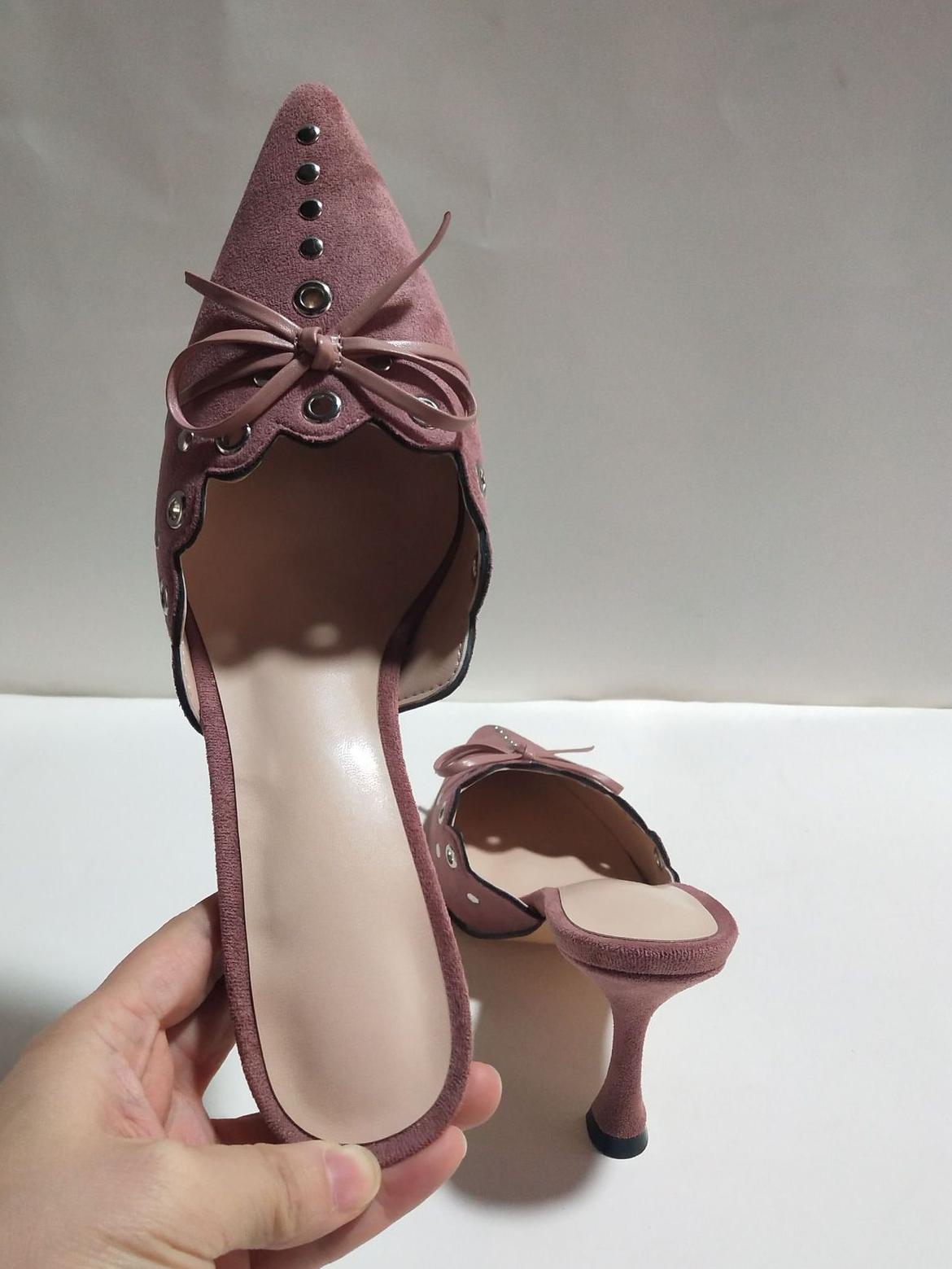 Yanitza | Elegantes Tacones de Punta con Ojales